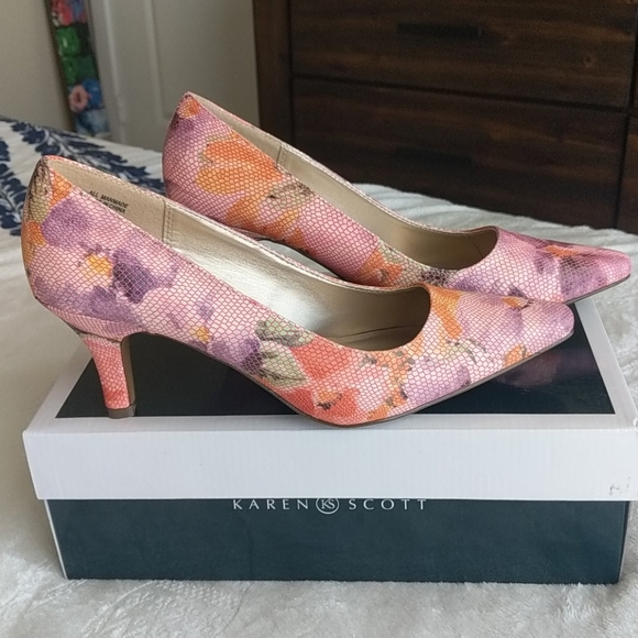 Karen Scott Womens Clancy Pointed Toe Classic Pump - Picture 6 of 15